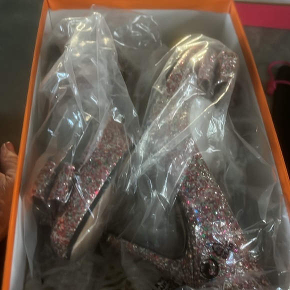 Holiday perfect Kate Spade heels. Like New. - Picture 5 of 6